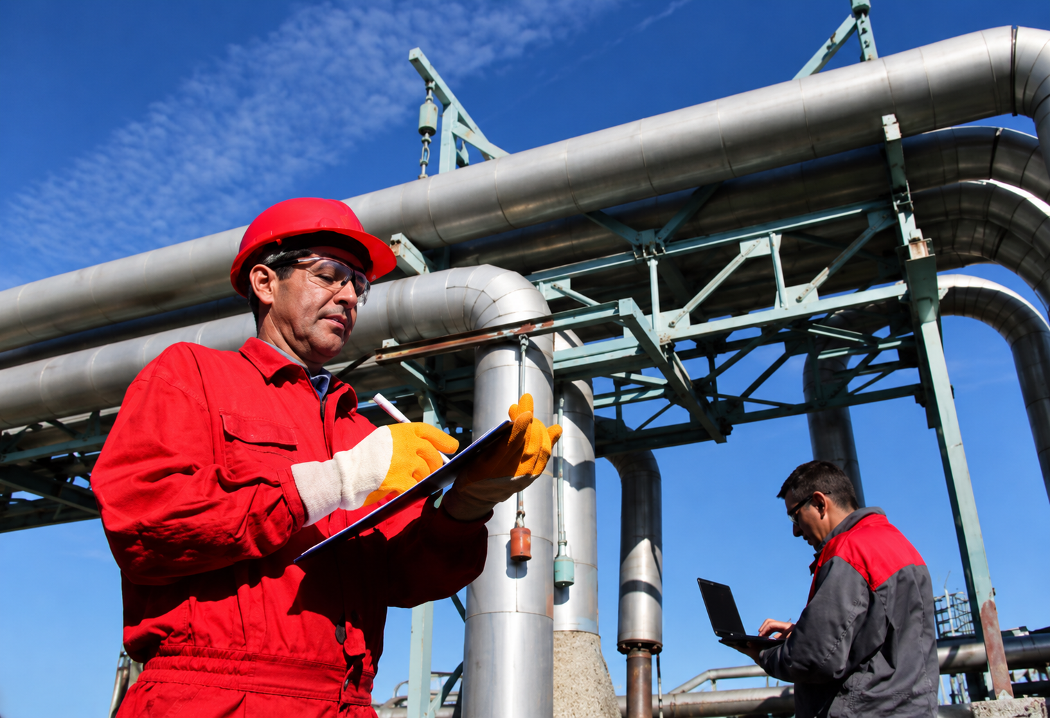 Técnico realizando mantenimiento en maquinaria industrial
