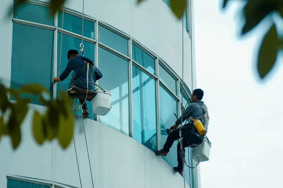 Equipo profesional limpiando la fachada de un edificio