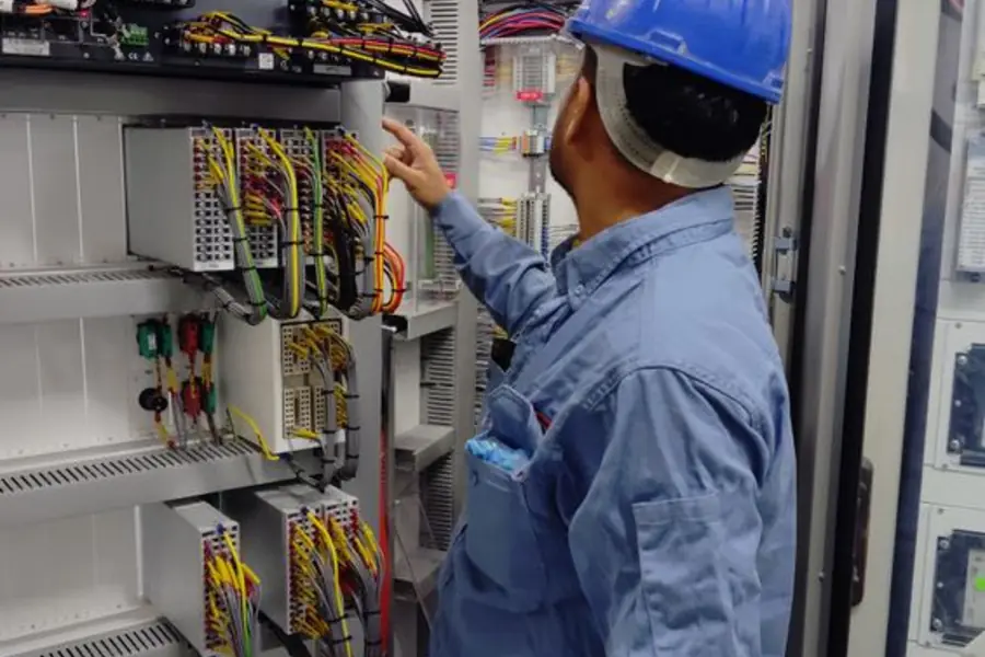 Electricista trabajando en un tablero eléctrico industrial