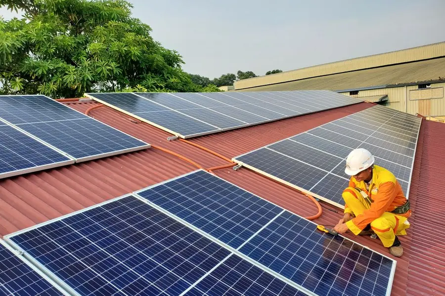 Técnico instalando paneles solares fotovoltaicos